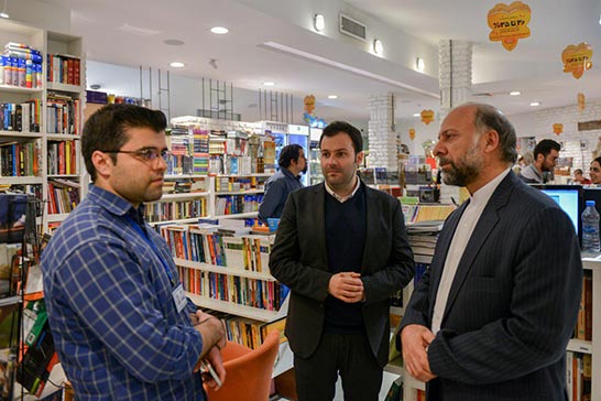 كتابگردىِ رييس سازمان سينمايي در شهركتاب مهرشهر