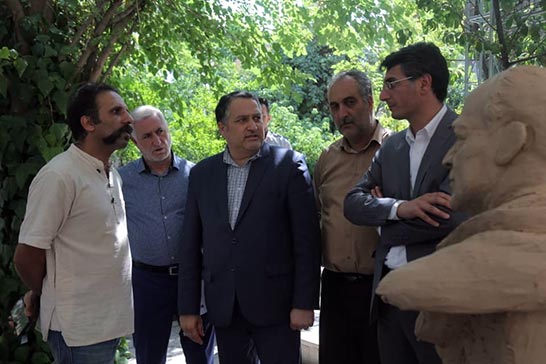 مجسمه مفاخر معاصر در مراکز هنري نصب شوند