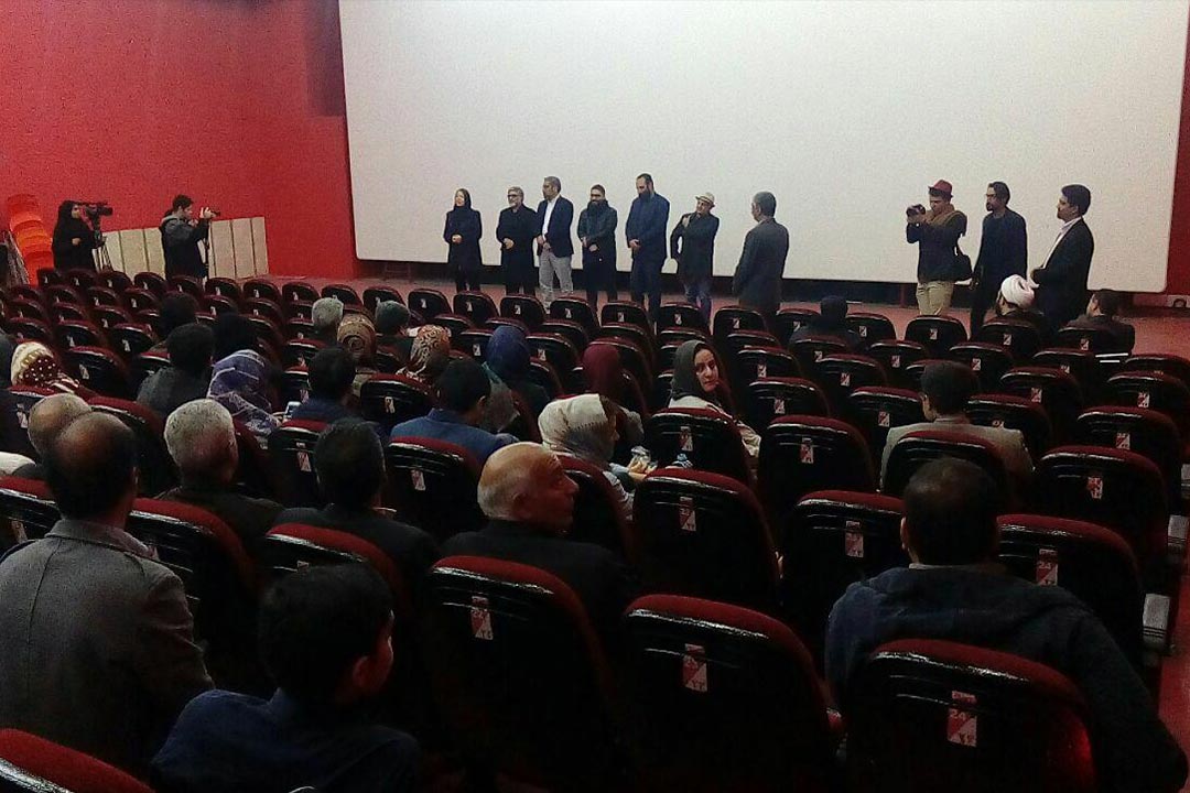 اکران و نشست وگفتگو باعوامل فيلم \"سرو زير آب\" در يزد