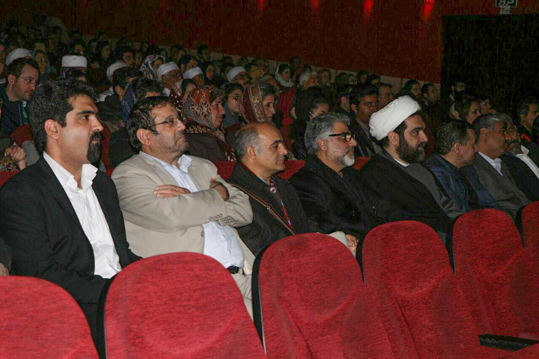 اکران و نشست وگفتگو باعوامل فيلم \"سرو زير آب\" در يزد
