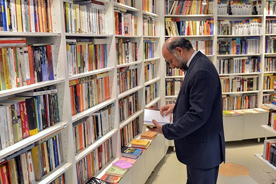 كتابگردىِ رييس سازمان سينمايي در شهركتاب مهرشهر