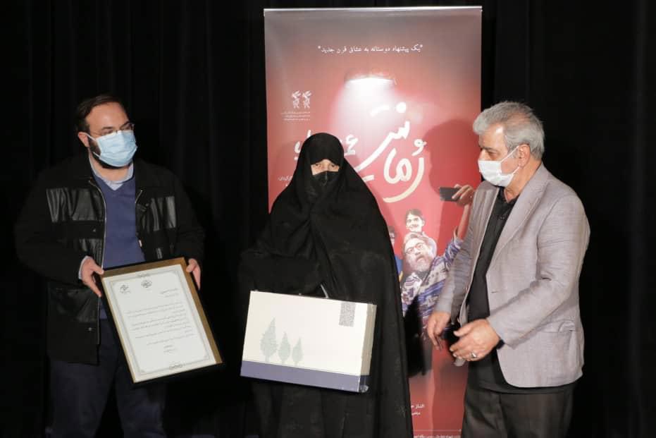 کاوه صباغ‌زاده: «علی انصاریان» با همان لبخند همیشگی‌اش در این سالن نشسته است / مادر علی انصاریان: این اولین باری است که بدون علی به سینما آمده‌ام... / سیدمهدی جوادی: رضایت مادر، بسیار ماندگار است
