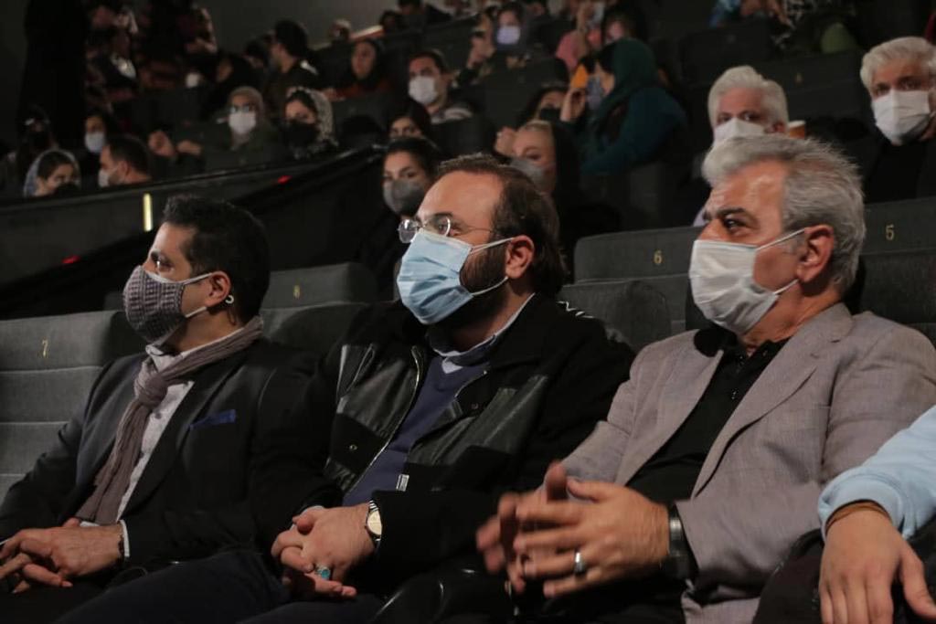 کاوه صباغ‌زاده: «علی انصاریان» با همان لبخند همیشگی‌اش در این سالن نشسته است / مادر علی انصاریان: این اولین باری است که بدون علی به سینما آمده‌ام... / سیدمهدی جوادی: رضایت مادر، بسیار ماندگار است