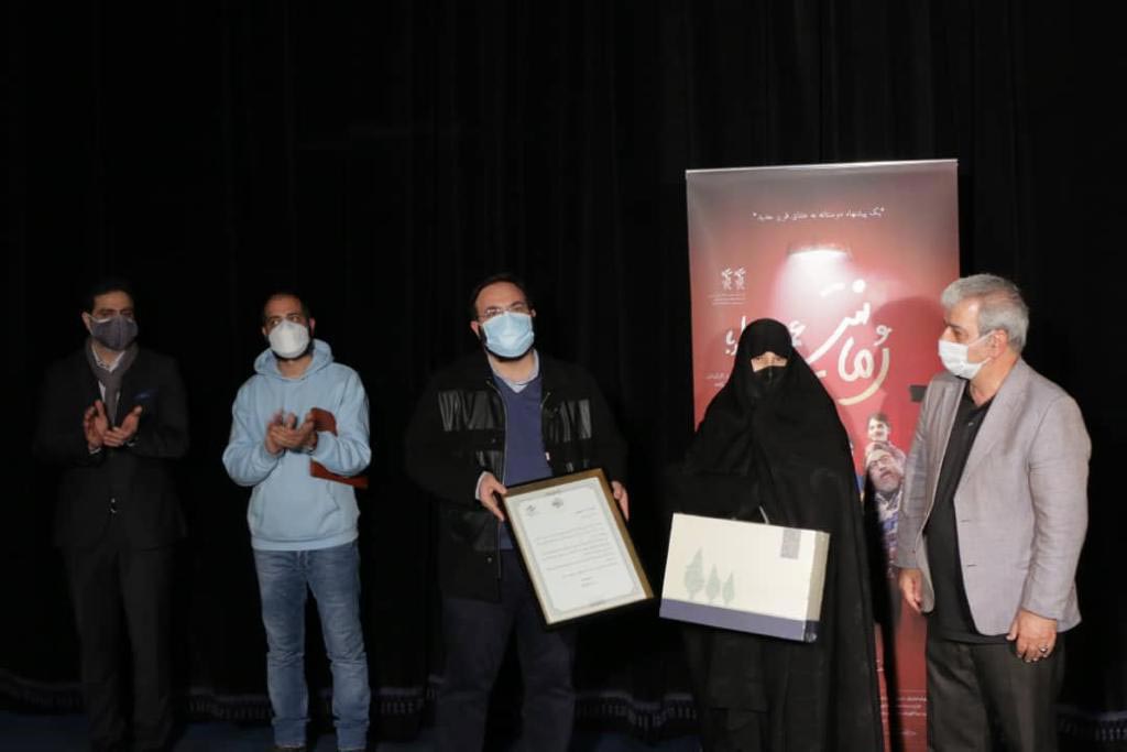 کاوه صباغ‌زاده: «علی انصاریان» با همان لبخند همیشگی‌اش در این سالن نشسته است / مادر علی انصاریان: این اولین باری است که بدون علی به سینما آمده‌ام... / سیدمهدی جوادی: رضایت مادر، بسیار ماندگار است