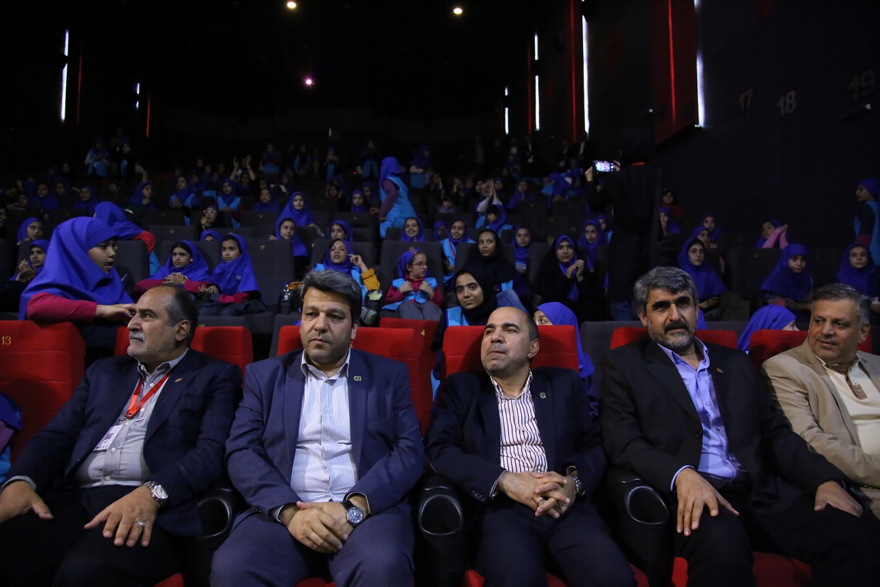 رئیس سازمان سینمایی به همراه داوران و خبرنگاران نوجوان فیلم دید