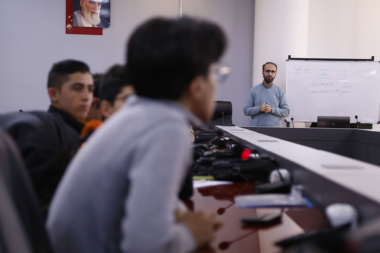 هنرمندان پیشگویان جهان مدرن هستند