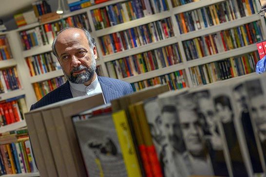 كتابگردىِ رييس سازمان سينمايي در شهركتاب مهرشهر