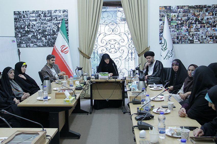 اعضای مجمع ملی خانواده به تماشای «کت چرمی» نشستند