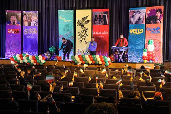 کودکان در جشن «سيمرغ و پروانهها» به تماشاي «دنياي کيفها» نشستند
